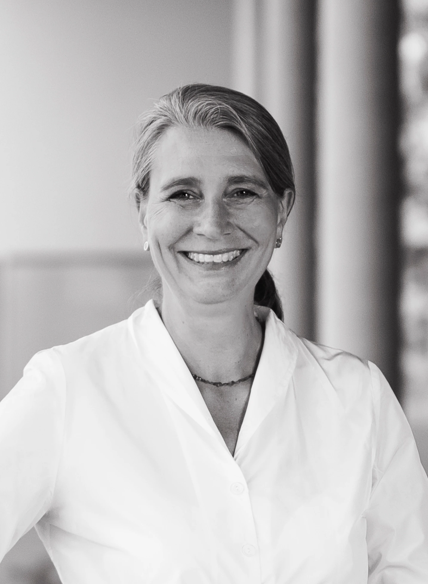 Schwarz-Weiß-Portrait von Karin Greiner-Simank, Coaching für Kommunikation und Positionierung