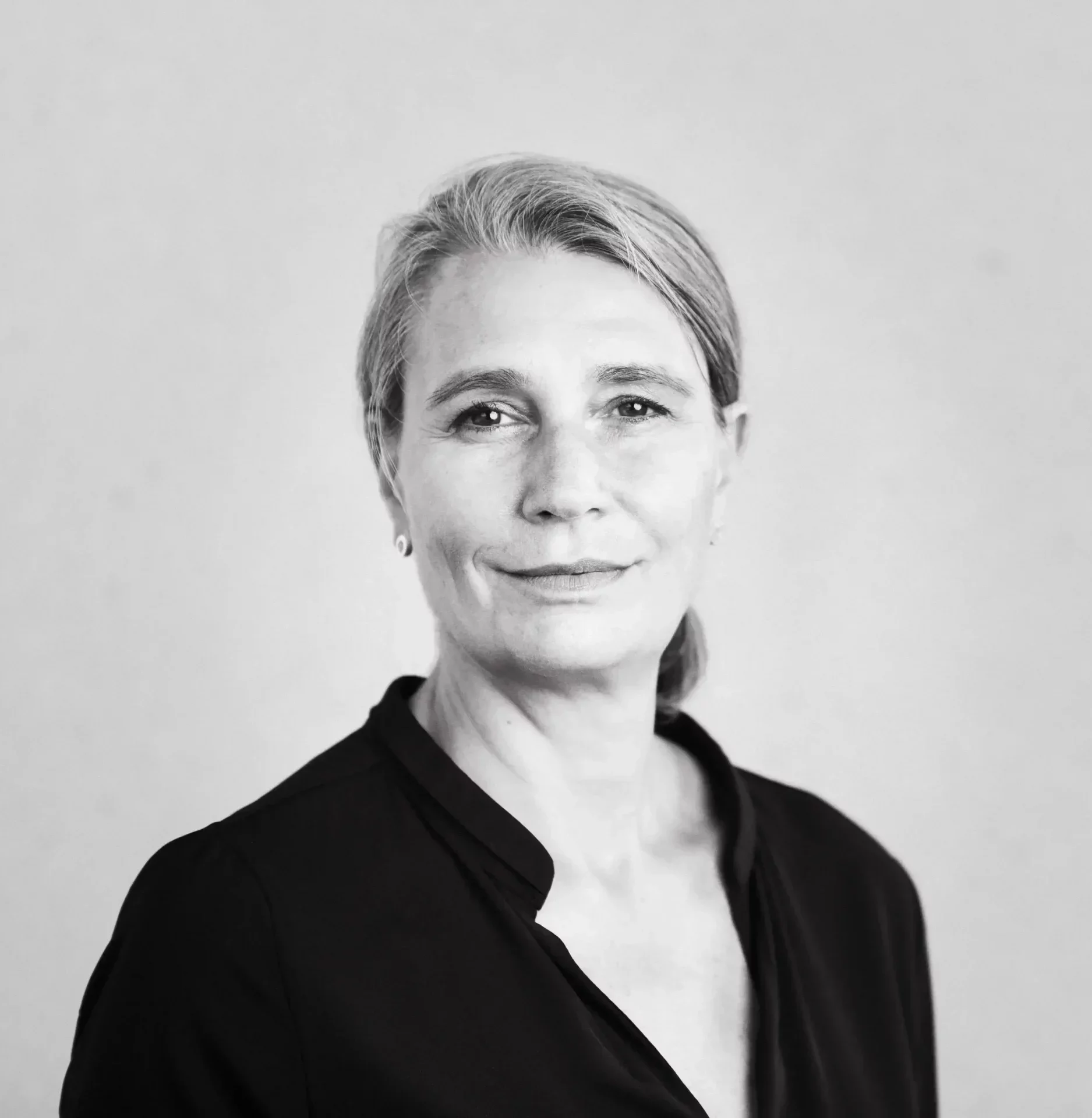 Schwarz-Weiß-Portrait von Karin Greiner-Simank, Coaching für Kommunikation und Positionierung